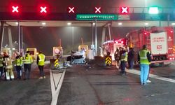 Pendik’te kontrolden çıkan otomobil gişelere çarptı