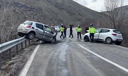 İki araç kafa kafaya çarpıştı