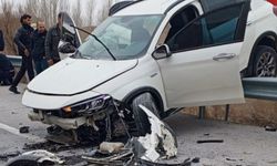 Otomobil bariyerlere çarpıp asılı kaldı