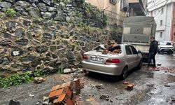 Bahçe duvarı otomobilin üzerine devrildi