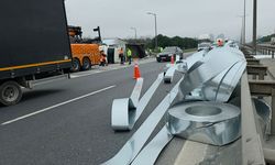 Hadımköy’de sac yüklü kamyon devrildi