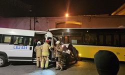 Servis minibüsüyle İETT otobüsü kafa kafaya çarpıştı