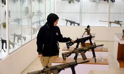 Mühendis Ümmügülsüm, Mehmetçik'in silahını test ediyor