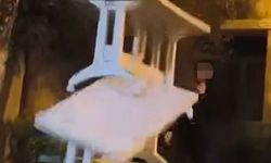 Cami bahçesine zarar veren çocuklar kamerada