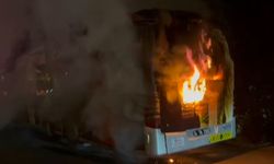 Seyir halindeki metrobüs köprüde alev aldı