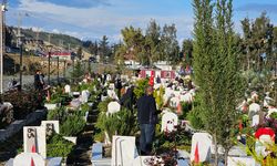 Deprem şehitliğinde hüzünlü bayram