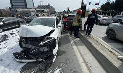 İki araç çarpıştı, sürücülerden biri yaralandı