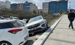 Park etmek isterken araçların üzerine çıktı