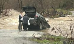 Köy yolu kapandı, otomobil suya kapıldı