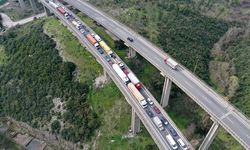 TEM’de 2 TIR ve 2 otomobil çarpıştı; araç kuyruğu