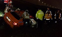 Taksi su kanalına uçtu