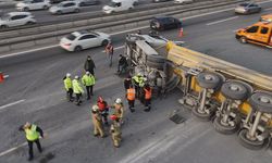 Eyüpsultan TEM Otoyolu’nda hafriyat kamyonu devrildi