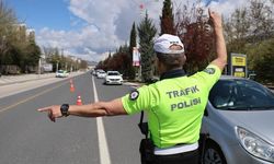 E-5’te sürücüyü kovalayıp aracını yumrukladı