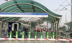 Eminönü’nde tramvay raydan çıktı