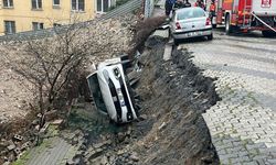 Park halindeki araç çukura gömüldü