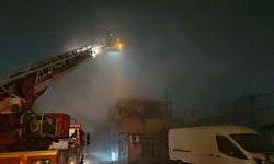 Sultangazi’de korkutan yangın: Depo kül oldu