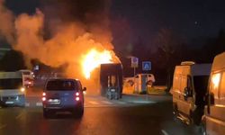 Park halindeki midibüs alev alev yandı