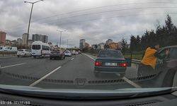 Trafikte pes dedirten anlar: Araçtan inip saldırdı