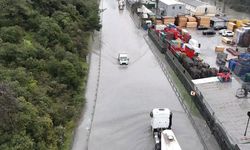 Ayazağa'da etkili olan yağışta yollar göle döndü