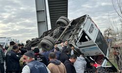 Ankara'da özel halk otobüsü, üst geçidin ayağına çarptı