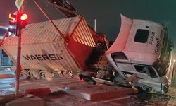 Arnavutköy’de TIR devrildi