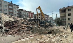 Avcılar'da kontrollü yıkım sırasında bina çöktü