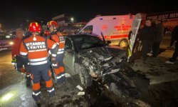 Seyir halindeki iki otomobil kafa kafaya çarpıştı