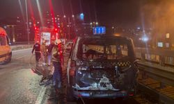 Seyir halindeki taksi alev alev yandı