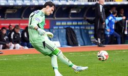 Kendi kalesinden rakip kaleye inanılmaz gol