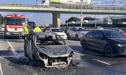 Otomobil alev alev yandı