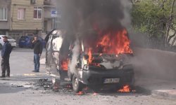 Ataşehir'de minibüs alev alev yandı