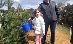 Çocuklar fidanları toprakla buluşturdu