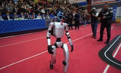 Genç kaşifler robotlarıyla sahnede