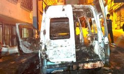 Park halindeki otomobil alev aldı