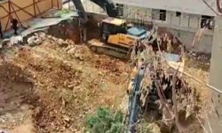 Üsküdar Belediyesi'nin ruhsat verdiği inşaat alanında ağaçlar kesildi