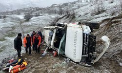 Ambulans 30 metrelik uçuruma yuvarlandı