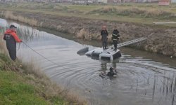 Kanalda gömülü araç ekipleri seferber etti