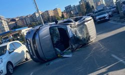 Seyir halindeyken direğe çarptı: Devrilen araca arkadan çarptılar