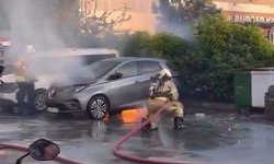 Park halindeki elektrikli otomobil alev alev yandı