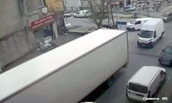 El frenini çekmeyi unuttuğu TIR minibüse çarptı