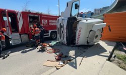 Beylikdüzü'nde TIR devrildi; şoför yaralandı