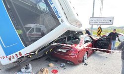 Üniversite yolunda korku dolu anlar: Otobüs otomobilin üzerine devrildi