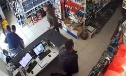 Peş peşe depremler kamerada: Vatandaşlar sokağa çıktı