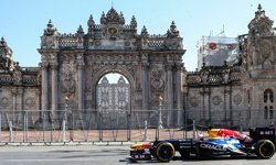 İstanbul’da F1 coşkusu: Araç şehir turu yaptı