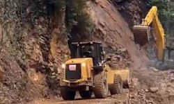 Rize’de heyelan: Operatör son anda kurtuldu