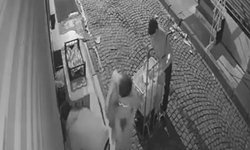 Restoran önündeki kasaları çaldılar