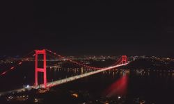 İstanbul'un simgeleri 'mavi-kırmızıya' büründü