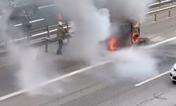 Seyir halindeki hafif ticari araç alev alev yandı