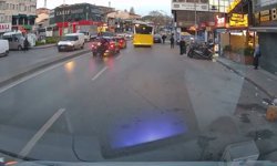 Motosiklet otomobile çarptı, sürücü yere savruldu