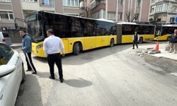 Kavşağa park edilen araç otobüsleri kilitledi